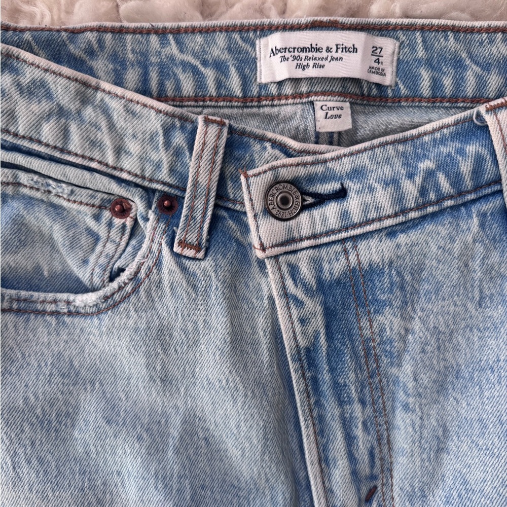 Abercrombie & Fitch The 90s Relaxed High Rise Jean in Light Wash Denim